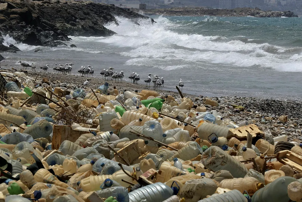 Plastforurensningen av verdenshavene er et enormt problem. Nå viser det seg at det også påvirker oksygenet vi er avhengig når vi puster.