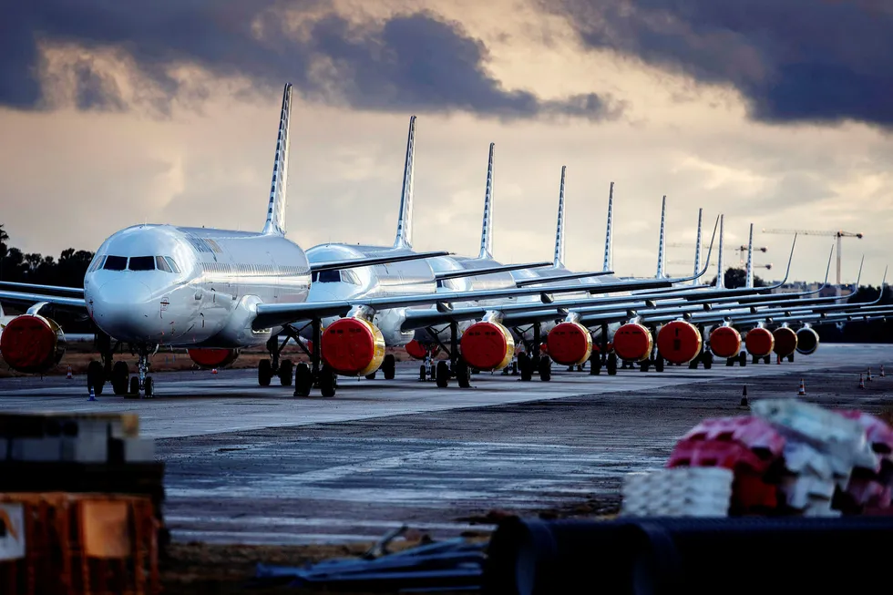 Koronafast. Flyene til det spanske flyselskapet Vueling Airlines står parkert på rekke og rad på flyplassen i Sevilla.
