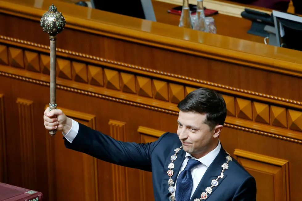 Volodymyr Zelenskyj blir innsatt som statsminister i Ukraina i 2019. Veien videre inn i EU kan bli langt tyngre.