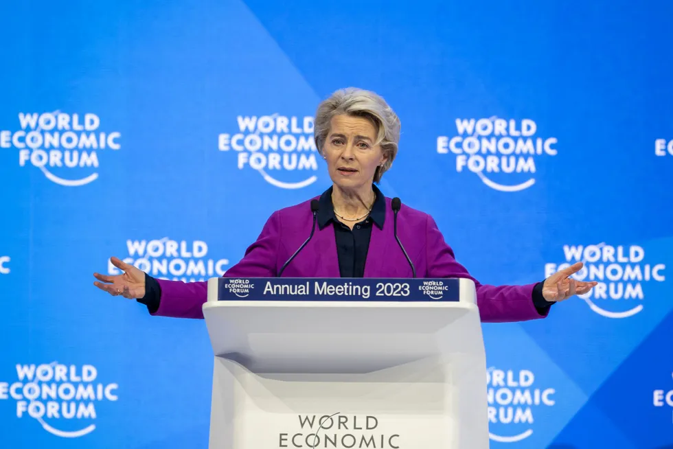 Europakommisjonenes president, Ursula von der Leyen, ga i Davos tirsdag noen pekepinner på hvordan EU skal svare på USAs gigantiske skattepakke som favoriserer amerikansk industri.