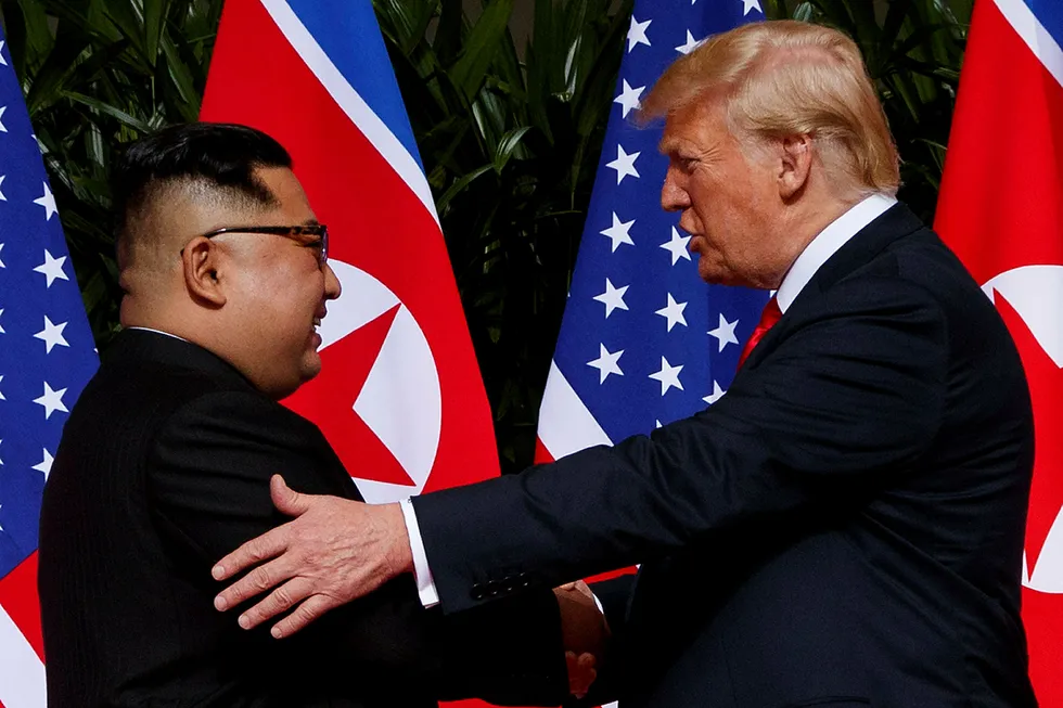 USAs president Donald Trump og Nord-Koreas leder Kim Jong-un under toppmøtet i Singapore 12. juni. Foto: Evan Vucci/NTB Scanpix
