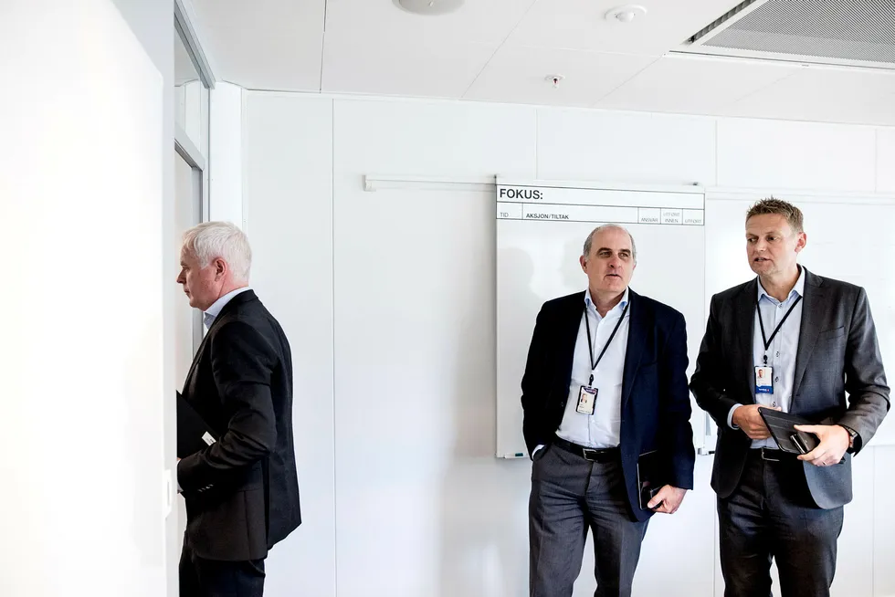 Konserndirektør Tore Medhus (i midten) vil etablere Sparebank 1 SR-Bank i Oslo. Her sammen med kommunikasjonsdirektør Thor-Christian Haugland (til venstre) og konserndirektør Inge Reinertsen. Foto: Tommy Ellingsen