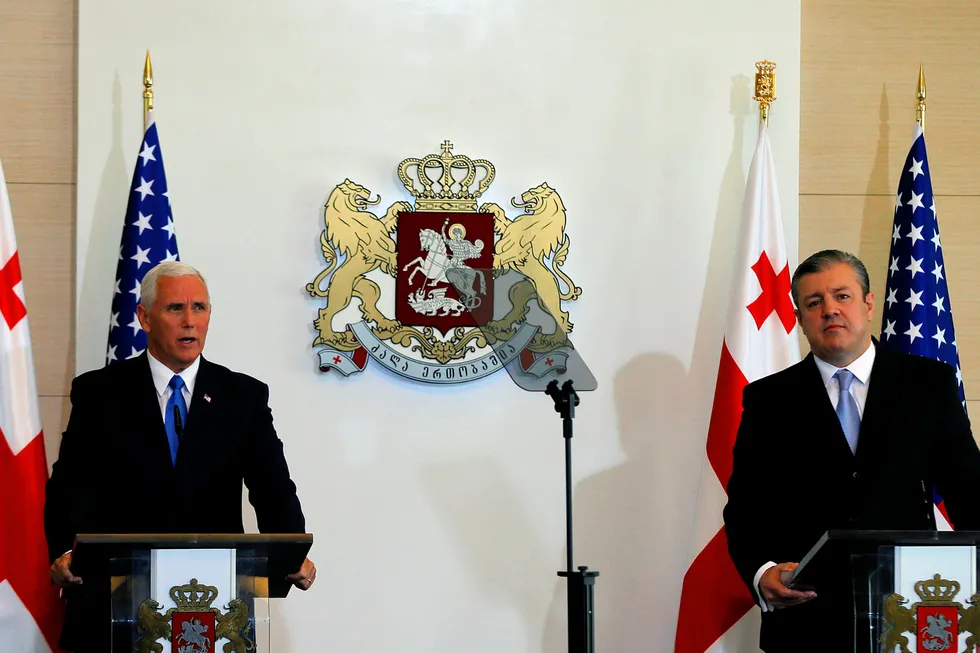 Visepresident Mike Pence (t.v.) med den georgiske statsministeren Giorgi Kvirikasjvili. Foto: AFP PHOTO / POOL / Zurab KURTSIKIDZE