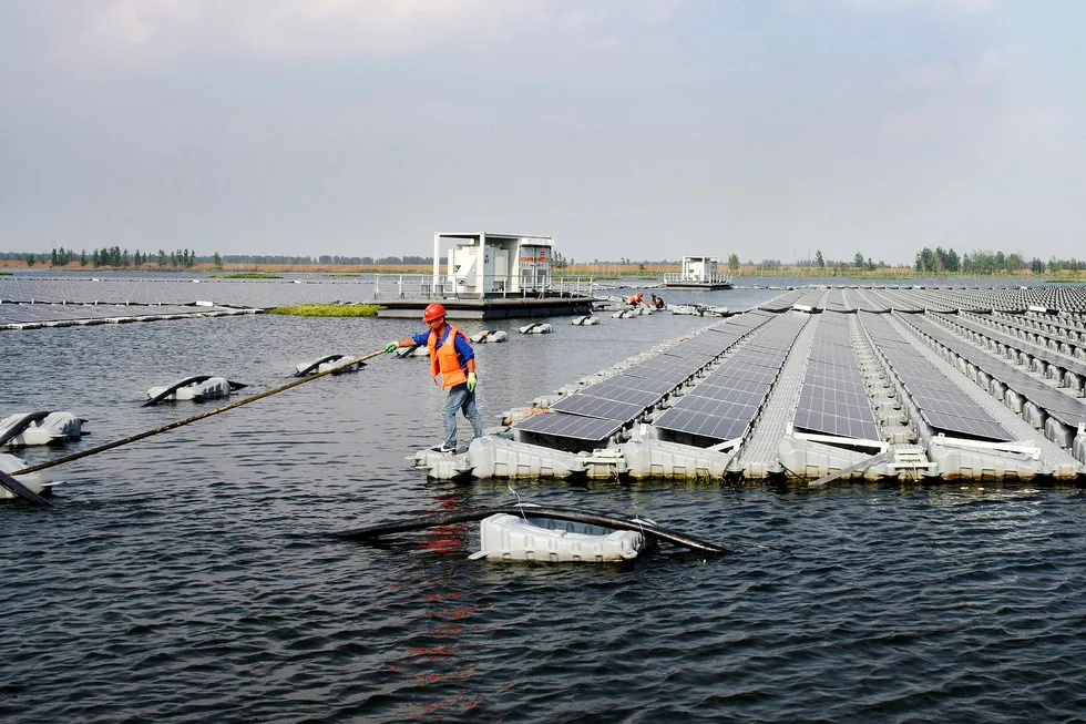 For ti år siden hadde Kina bygd ut 100 MW solpaneler, i fjor var det bygd ut i alt 77.000 MW. Kineserne står for det aller meste av ny utbygging av solenergi, her en flytende solpanelpark i Kina. Foto: STR/AFP/NTB scanpix