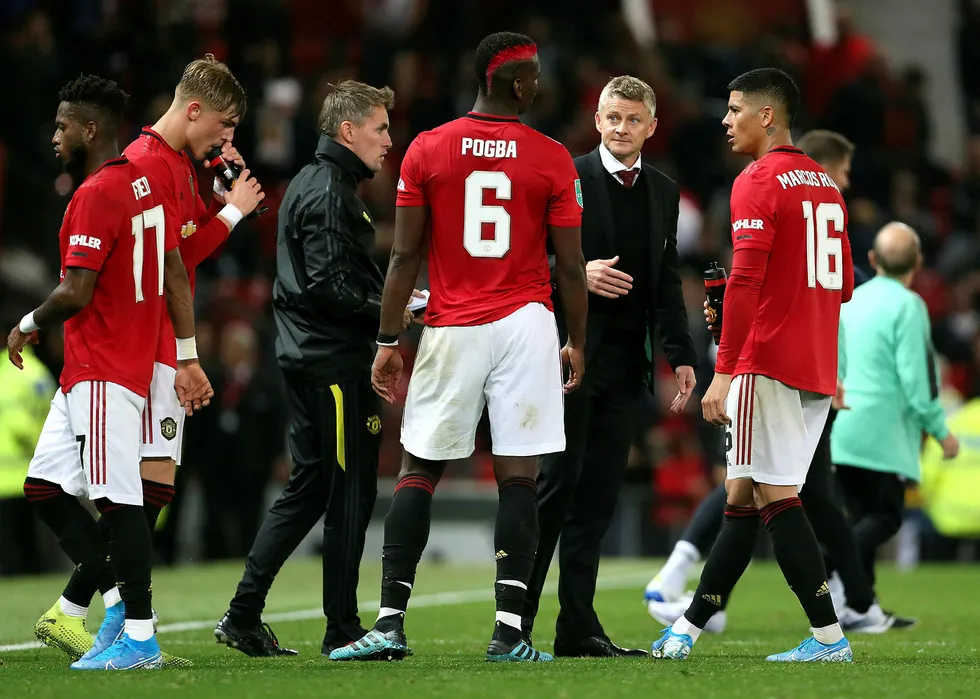 Manchester Uniteds Paul Pogba (6) og manager Ole Gunnar Solskjær diskuterer en straffesituasjon på hjemmearenaen Old Trafford, september 2019.