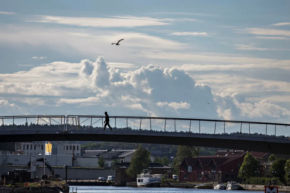 «Gangbroen» i Fredrikstad, som bringer fotgjengere og syklister over Glomma, er den første og største av et lite antall broer i Norge som til nå er laget av fiberarmert plast. Gjennom et forskningsprosjekt i EU-regi, håper norske forskere å øke aksepten i byggebransjen for bruk av slike materialer i broer. Foto: Gisle Oddstad/VG/NTB Scanpix