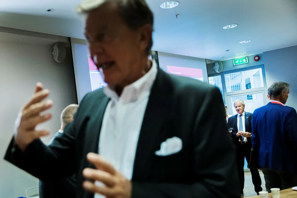 Tore Kjos er kritisk til at Norwegian-sjef Bjørn Kjos (i bakgrunnen) og styreleder Bjørn Kise (foran) ikke lykkes med å få solgt flyselskapet.