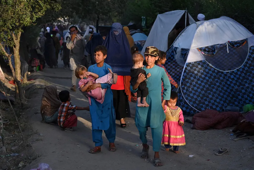 Tusenvis av afghanske familier flykter mot foreløpig sikkerhet i hovedstaden Kabul.