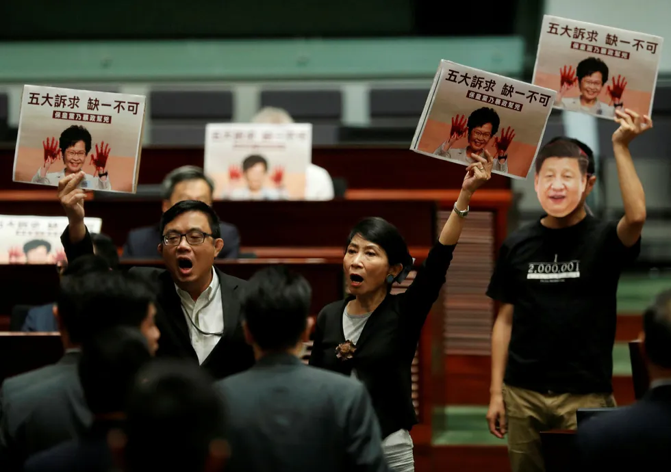 Hongkongs leder Carrie Lam forlot møtet i den lovgivende forsamling fordi hun ble ropt til mens hun talte.