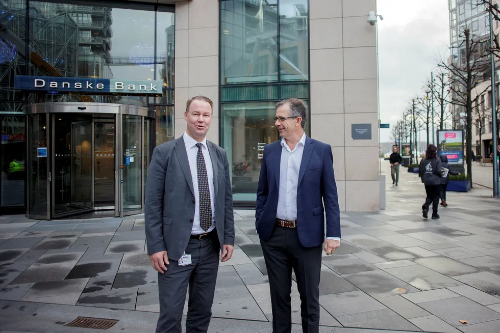 Einar Espolin Johnson (fra høyre) har forhandlet en ny storkundeavtale i Danske Bank, på vegne av Akademikerne. Både han og landssjef Trond F. Mellingsæter i Danske Bank sier hvitvaskingsskandalen har spilt inn, men banken fikk fornyet tillit.