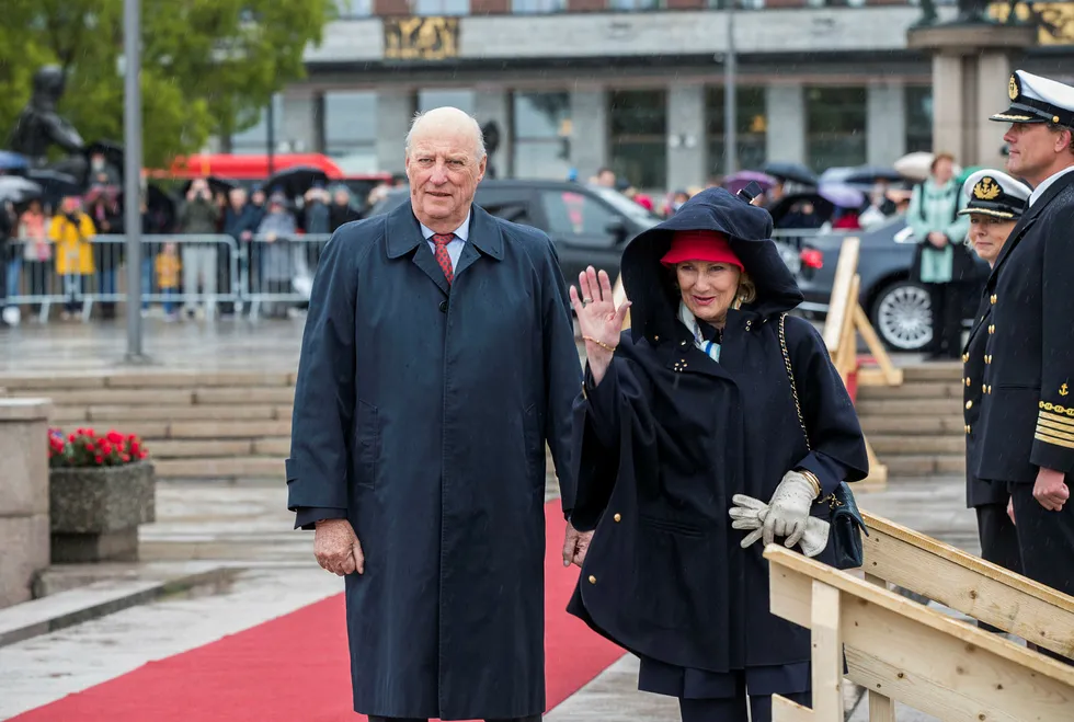 Kong Harald og dronning Sonja ved avreise fra honnørbrygga i Oslo på tur til lunsj på Kongeskipet Norge tidligere i år. Foto: Berit Roald/NTB Scanpix
