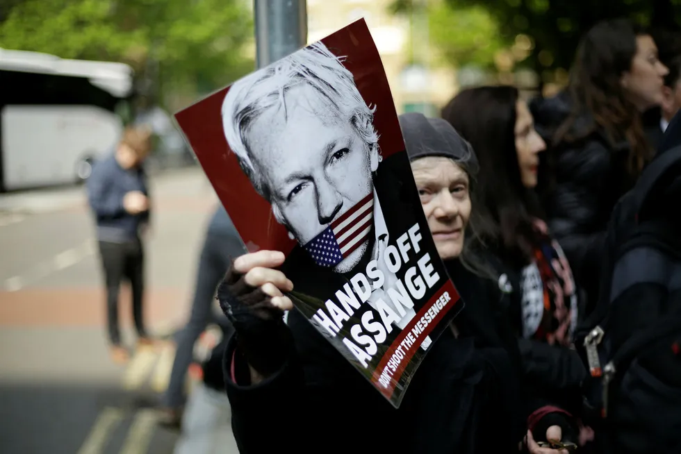 Assange-støttespillere demonstrerte onsdag utenfor domstolen i London hvor straffeutmålingen fant sted.