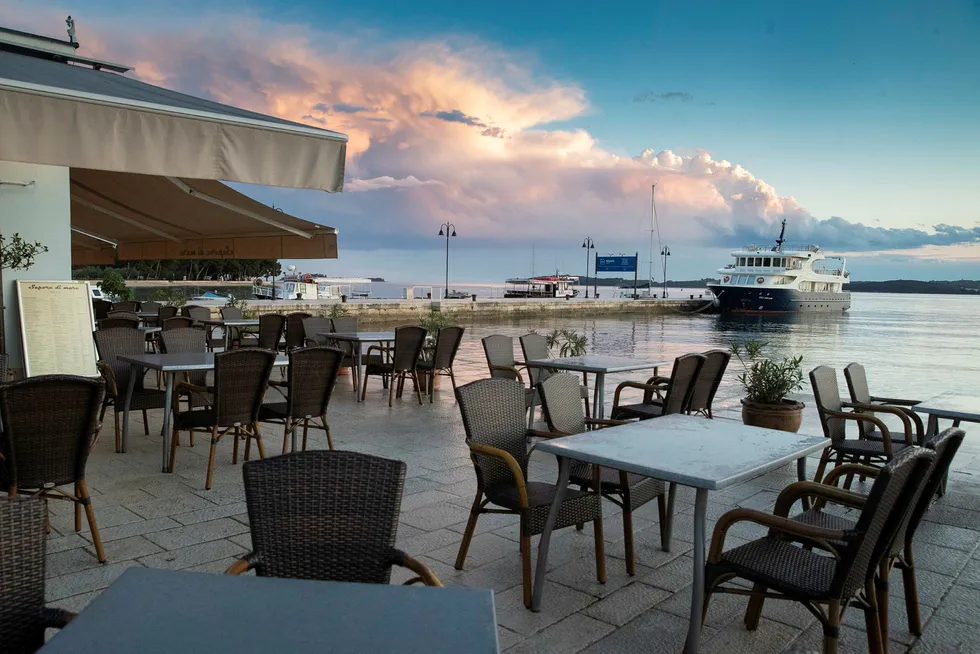 Kafeer og restauranter ligger øde i havnen i Fazana i Kroatia tirsdag denne uken. Lokalt næringsliv lider under nedstengningstiltakene.