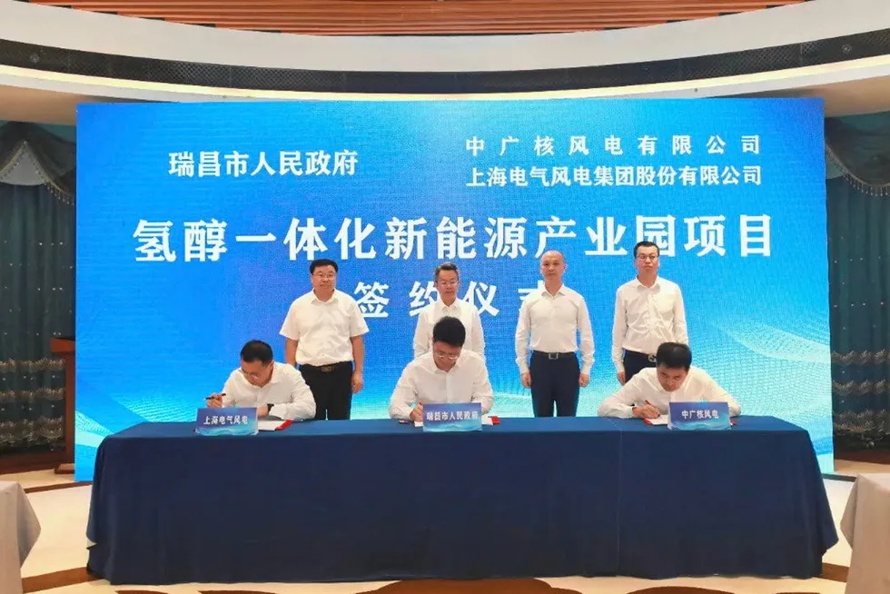 Representatives from Ruichang City, CGN Wind Power and Shanghai Electric sign a co-operation agreement for the wind-hydrogen-methanol project in Jiangxi province.