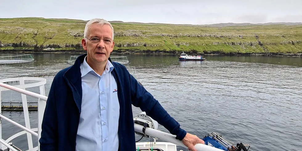 Bakkafrost-sjef Regin Jacobsen. Her ver sjølokaliteten Gulen (A02) rett utenfor Torshavn, som er den av lokalitetene til Bakkafrost som har mest strøm.