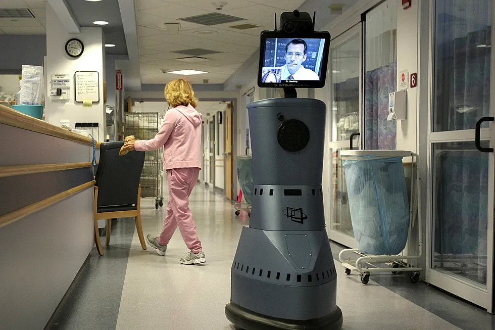 Lege Timothy Liesching er på vei nedover korridoren på Beverly Hospital via en «robot», men er fysisk på en annen klinikk. Foto: Boston Globe/Boston Globe via Getty Images