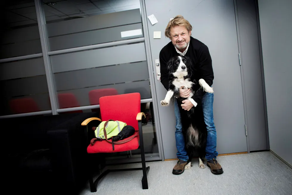Forskningsleder ved Folkehelseinstititittet, Karl Erik Lund, leker med sin tre år gamle hund Rosa på kontoret.