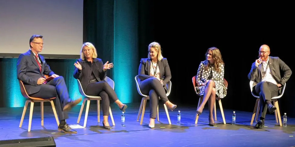 Dag Rune Olsen, rektor, Universitetet i Bergen, ledet debatten der Monica Mæland, ble utfordret av Dyveke Meland, YoungShip, Charlotte Wallem Rakner, YoungFinance og Ørjan Drønen Madsen, YoungFish.Foto: Nils Torsvik