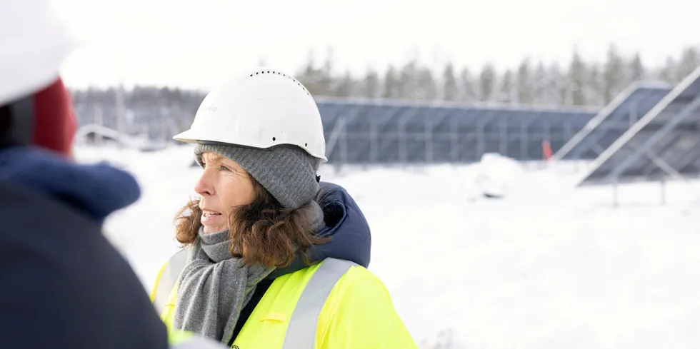 Krevende grunnforhold forsinket utbyggingen av Furuseth solkraftverk. Både Solgrid og NVE har lært av prosessen. Her er administrerende direktør Kristin Melsnes i Solgrid foran anlegget i Stor-Elvdal.