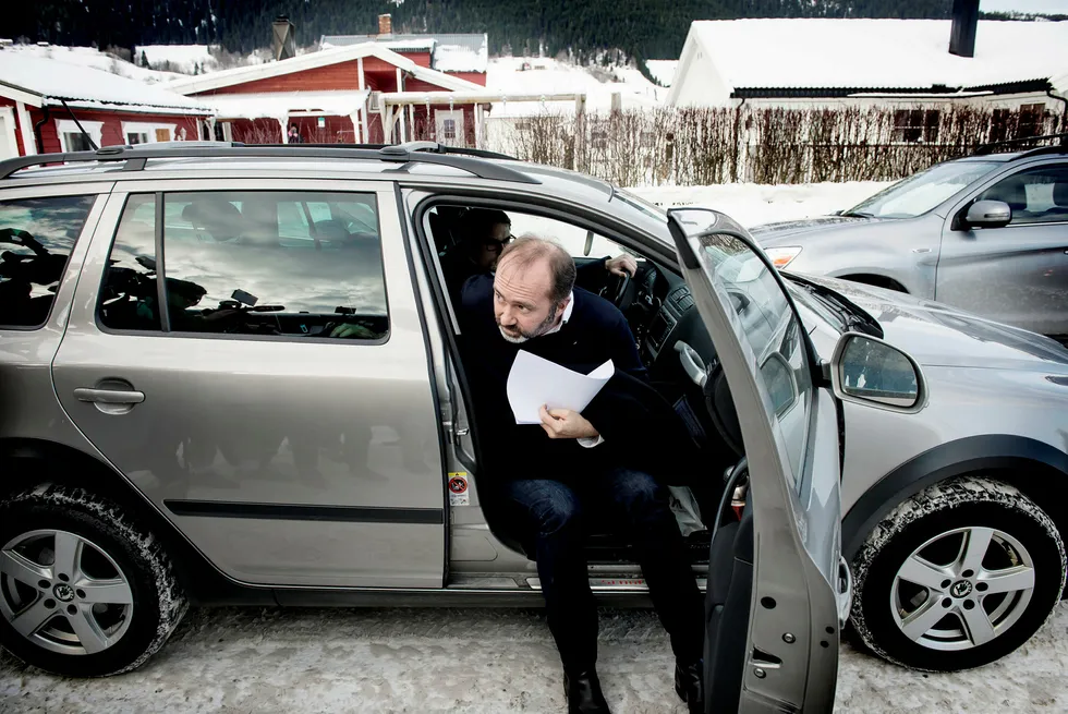 Trond Giske ankommer Folkets Hus på Gjølme der han holdt den innledende talen da Orkland Arbeiderparti ble konstituert. Foto: Gorm K. Gaare