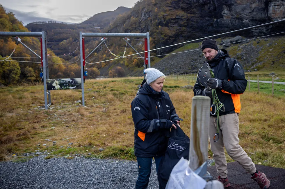 99 prosent av norske bedrifter er små og mellomstore. Her arbeider Ingrid Grymyr og Pål Mikkel Dalsbotten på gasellebedriften Flåm Zipline.