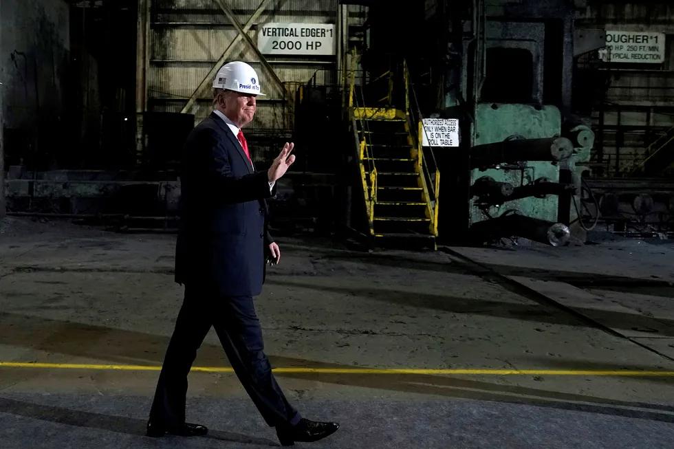 President Donald Trumps ståltoller har skapt usikkerhet rundt det globale handelssystemet. Så langt har EØS-avtalen beskyttet Norge mot effektene fra ståltollen, skriver artikkelforfatteren. Her Trump ved gjenåpningen av United Steels stålverk i Granite City i Illinois i juli i år.