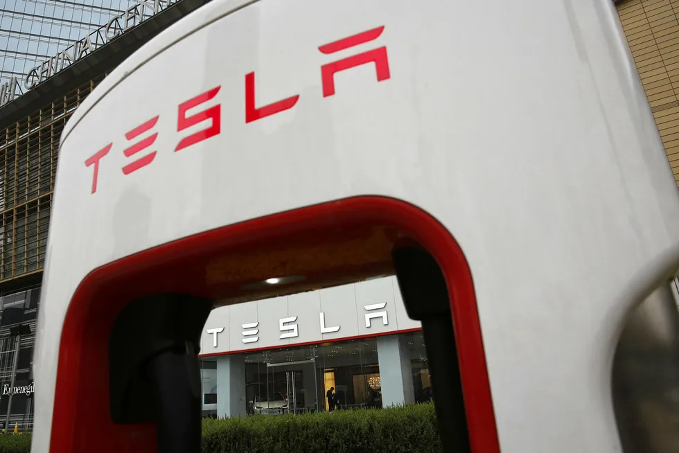 Tesla trenger penger og har ifølge WSJ bedt noen av sine underleverandører betale tilbake en del av det de har fått for sine produkter, helt tilbake til 2016. Foto: Andy Wong/AP Photo