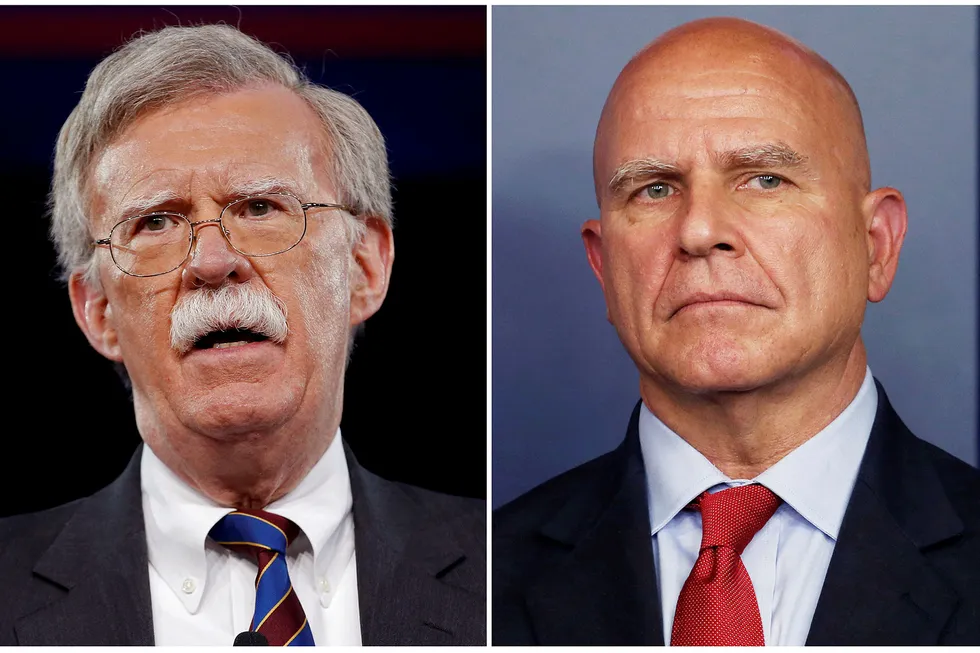Tidligere FN-ambassadør John Bolton (til venstre) blir ny nasjonal sikkerhetsrådgiver, og overtar dermed jobben til H.R. McMaster (til høyre). Foto: Joshua Roberts/ Jonathan Ernst/Reuters/NTB Scanpix