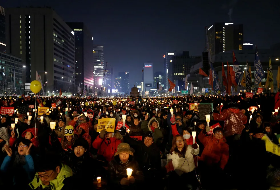 Fra demonstrasjonene i Seoul lørdag. Foto: Ahn Young-joon / AP / NTB Scanpix
