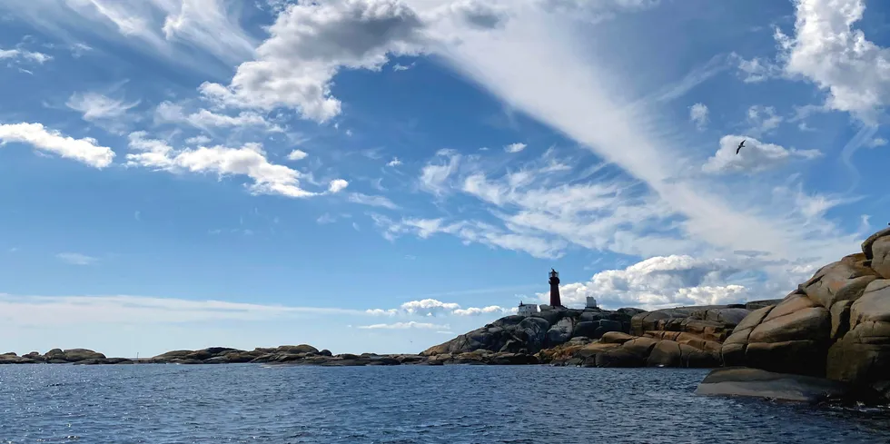 Et av de fem foreslåtte havvindområdene ligger 9-10 kilometer utenfor Larvik og Sandefjord. Utsikten er fra Svenner fyr i Larvik kommune.