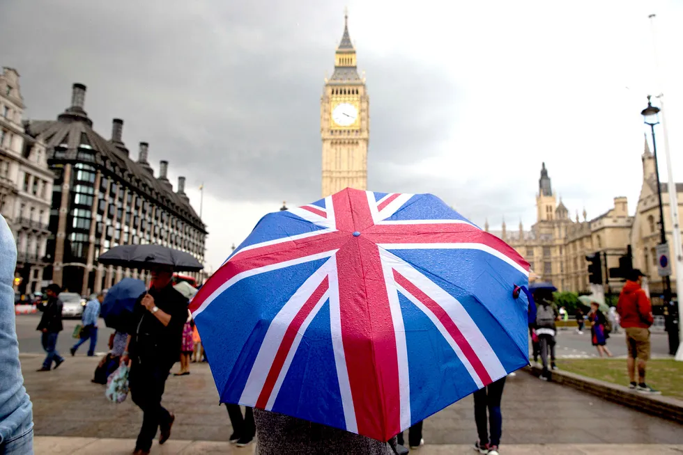 Britene skal ut av EU om ett år, men fortsatt er det helt i det blå hvordan utmeldelsesavtalen vil se ut, og hvilke handelsavtaler som vil bli gjeldende mellom Storbritannia og EU. Bilde av Big Ben ved parlamentet i London. Foto: Justin Tallis/AFP/NTB Scanpix