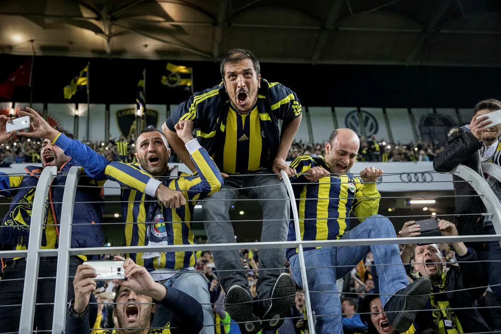 Fare på gjerde. En Fenerbahçe-supporter bikker nesten gjerdet på hjemmebanen der laget ikke har tapt mot erkerivalen Galatasaray siden 1999. Den statistikken har de ingen planer om å bryte denne søndagen.
