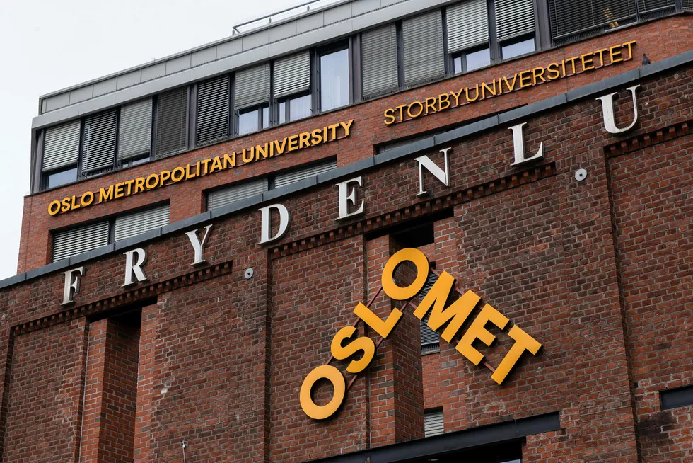 Debatten rundt de nye skiltene til Oslomet har rast etter at den engelske versjonen av navnet er blitt prioritert foran det norske.