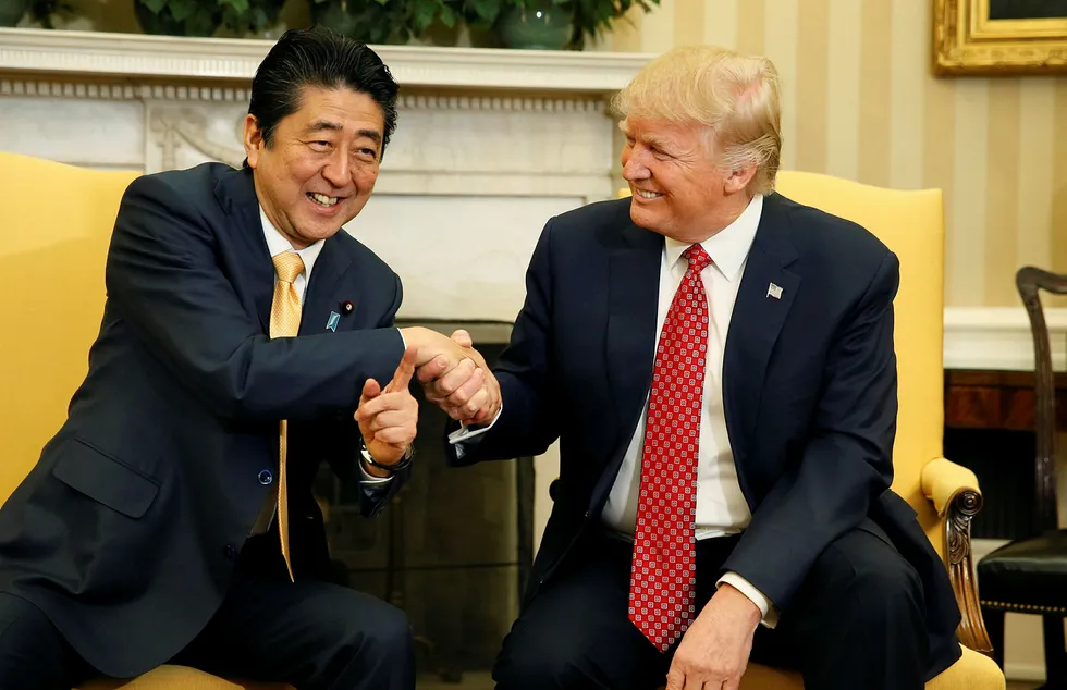 Japans statsminister Shinzo Abe hilser på USA-president Donald Trump i Det hvite hus i februar. Nå vil Japan komme nærmere USA av frykt for blant annet Nord-Korea. Foto: Jim Bourg/NTB Scanpix