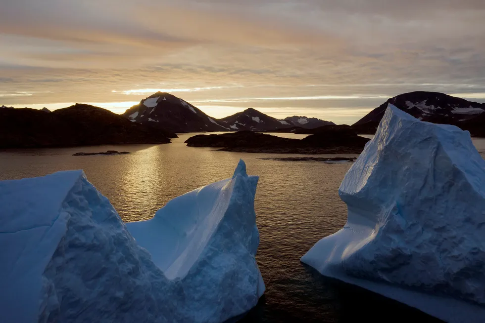 Issmelting på Grønland og oppvarmingen av vannet i havet bidrar til stigende havnivå. Bildet viser isberg nær Kulusuk i august.