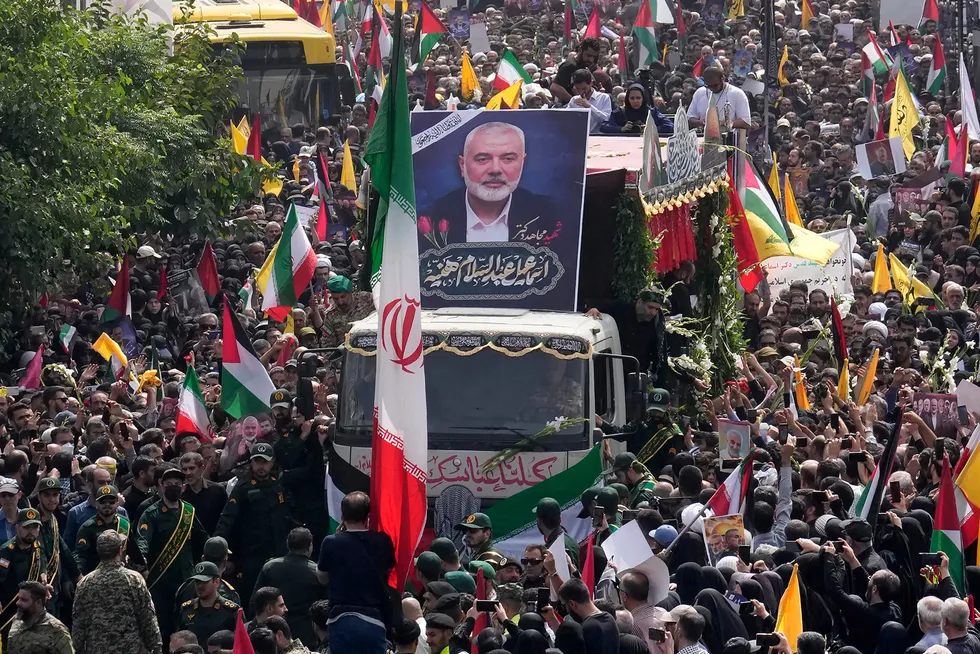 Irans øverste leder Ali Khamenei har utstedt ordre om å gjennomføre direkte angrep mot Israel etter at Hamas' politiske leder Ismail Haniyeh ble drept i landet, ifølge New York Times. I Iran samlet mange seg for å følge begravelsesseremonien til Haniyeh torsdag.