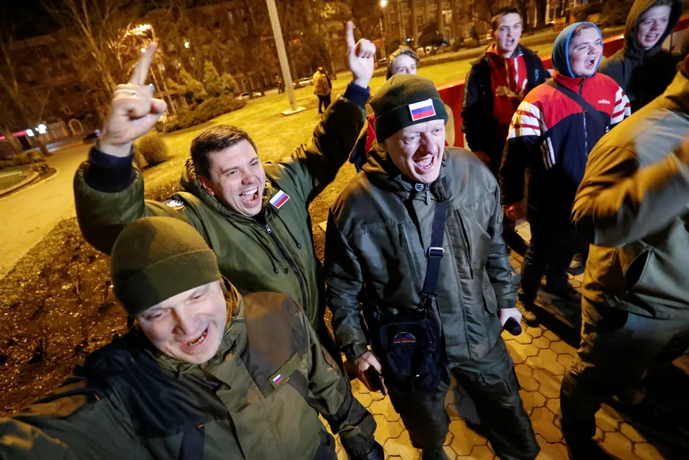 Pro-russiske aktivister var ute i gatene i Donetsk mandag etter at president Putin anerkjente Donetsk og Luhansk som selvstendige stater.