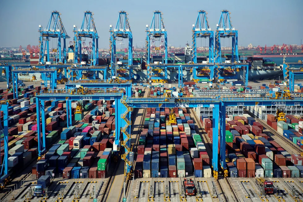Containerhavnen i Qingdao i den kinesiske Shandong-provinsen er blant de mest automatiserte i verden. Den kinesiske eksporten fortsetter å falle. Internasjonale finansinstitusjoner nedjusterer vekstprognosene for 2020.