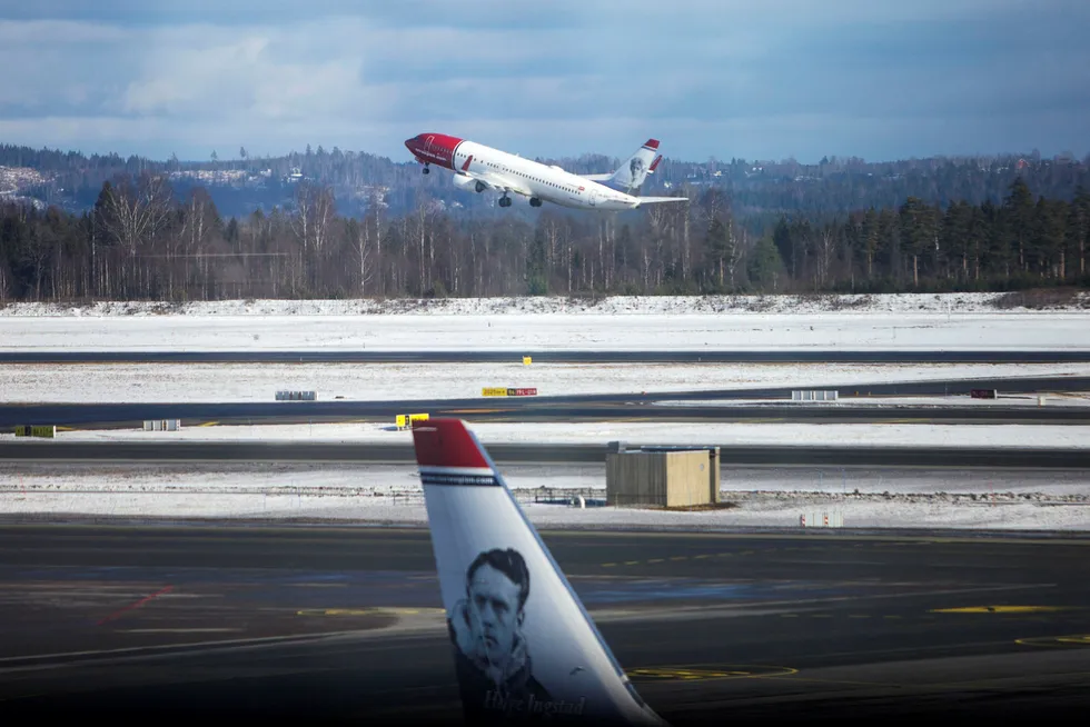 Norwegian kan gå tom for penger i vinter om det ikke får solgt fly videre til andre aktører eller eierne skyter inn friske penger igjen. Her fra Oslo lufthavn.