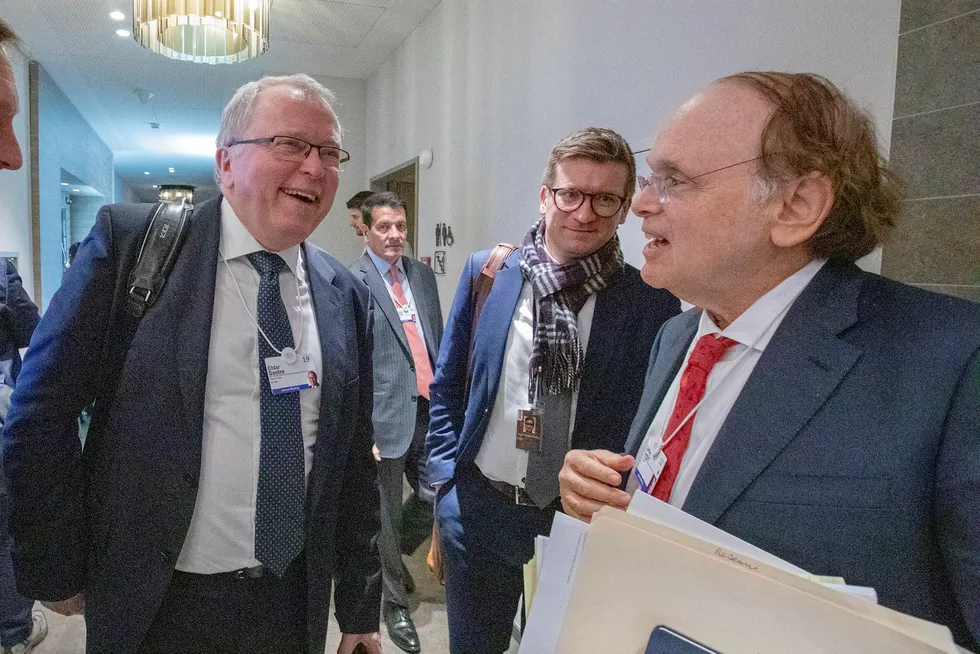 Equinor-sjef Eldar Sætre gikk rett i møte med analyseveteran Daniel Yergin (t.h) fra IHS Markit etter møtet med andre oljetoppsjefer på Ameron Hotel i Davos. I midten Sætres rådgiver Glenn Eide.