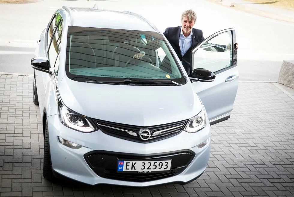 Bernt G. Jessen slutter som sjef i Opel Norge. Her med den elektriske bilen Opel Ampera-e, som grunnet leveringsproblemer nok ikke ble den suksesshistorien som Jessen håpet på. Foto: Gunnar Lier