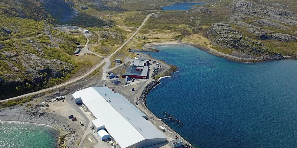 ENORMT: Grieg Seafood Finnmark sitt topp moderne smoltanlegg i Adamselv i Lebesby kommune. Den nye hallen i forgrunnen er like stor som to fotballbaner.