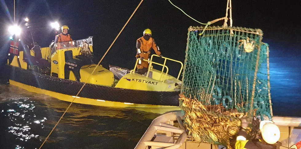 Kystvakten avdekket den ulovlige kongekrabbefangsten i Porsangerfjorden.