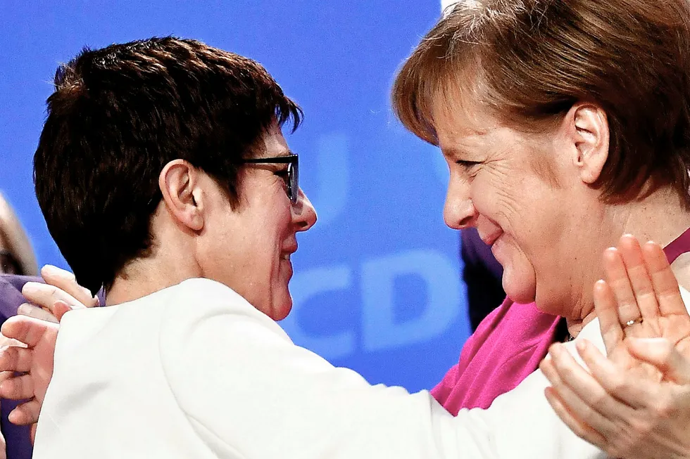 Mandag fikk Annegret Kram-Karrenbauer (til venstre) en klem av Angela Merkel etter at delegatene i CDU hadde valgt Kram-Karrenbauer til ny generalsekretær under partiets landsmøte i Berlin. Foto: Tobias Schwarz/AFP/NTB Scanpix