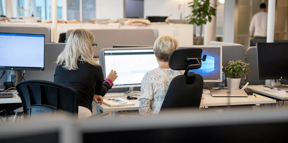 Å sette seg på balkongen, og gjennom det ta bevisste valg som skaper gode relasjoner, er en nyttig lederferdighet, skriver Aja Rebekka Flækøy i denne gjestekommentaren.