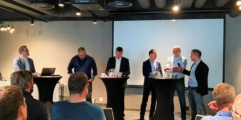 . Paneldebatt på Hvitfisk-konferansen. Ørjan Nergaard, Bengt-Rune Strifeldt, Magnar Pedersen, Morten Andersen og Jon-Erik Henriksen.