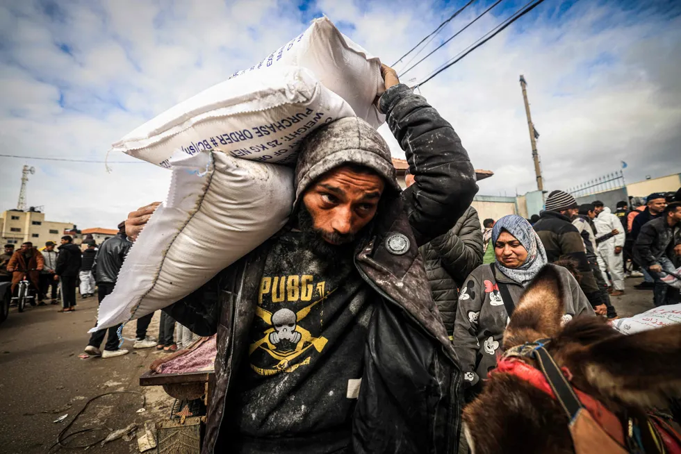 Palestinere mottar matvarehjelp fra UNRWA sør på Gaza-stripen.