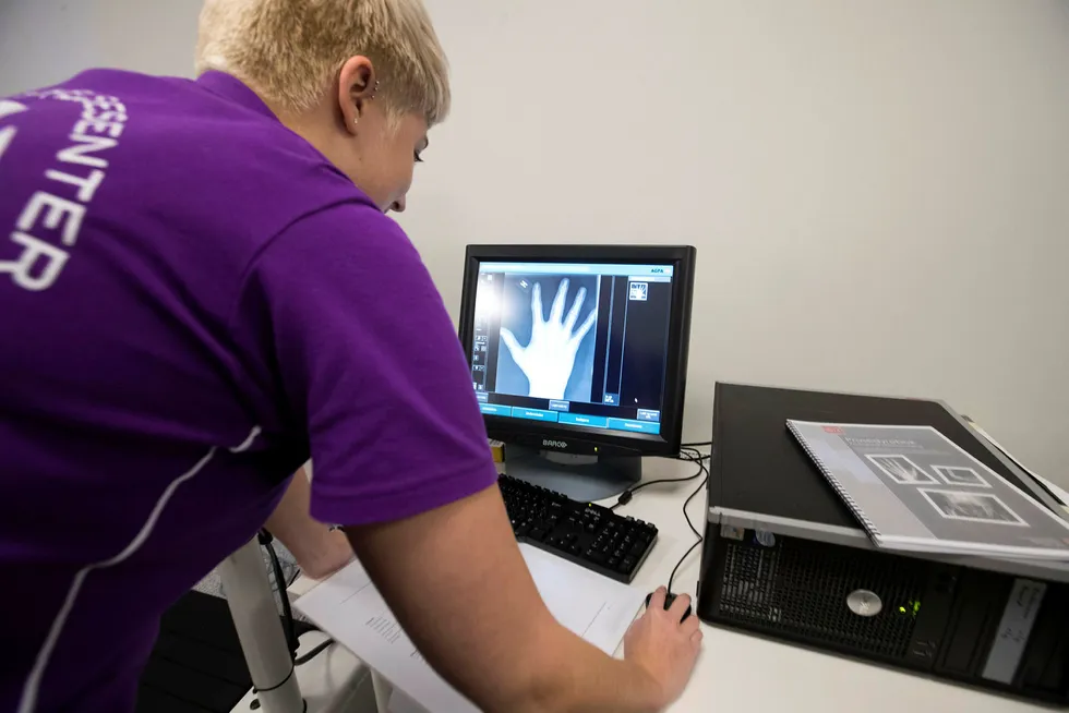 Vi spår at helsesektoren kan bli en av de store vinnerne når 5G får bredere dekning. Overføring av store mengder data kan være aktuelt innen røntgentjenester i distriktene. Her gjør radiograf Mia Solberg Sahlén ved Idrettens Helsesenter i Oslo klart til røntgen av en skadet hånd.