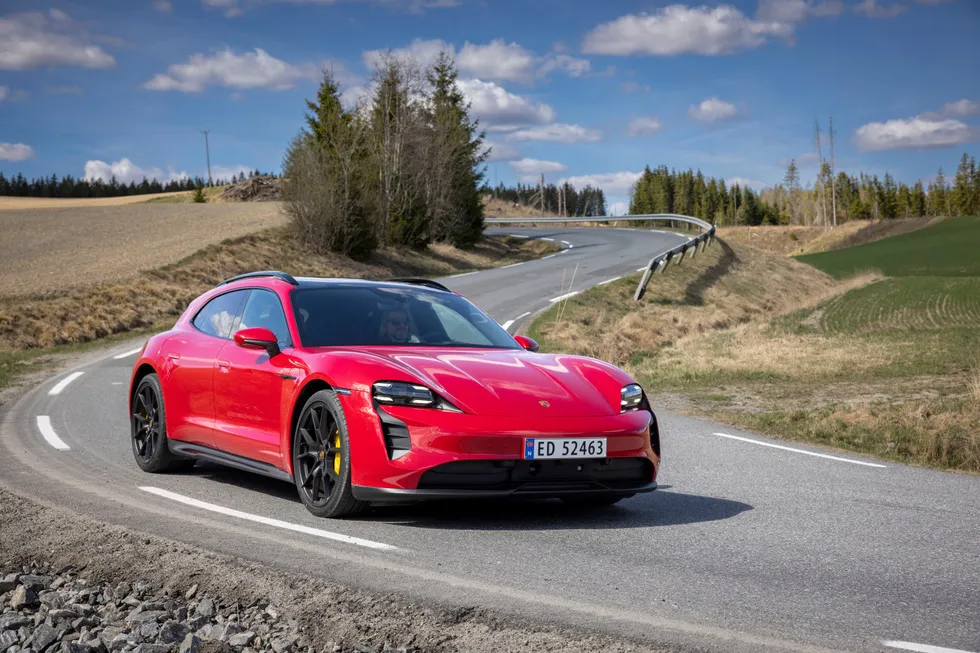 Hydro skal levere lavkarbonaluminium til det som skal bli en helt karbonfri Porsche i 2030. Bilder viser en Porsche Taycan GTS.