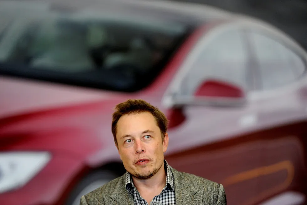 Tesla-sjef Elon Musk vil kjøpe Twitter, men krever informasjon om andelen falske kontoer på plattformen fra selskapet.